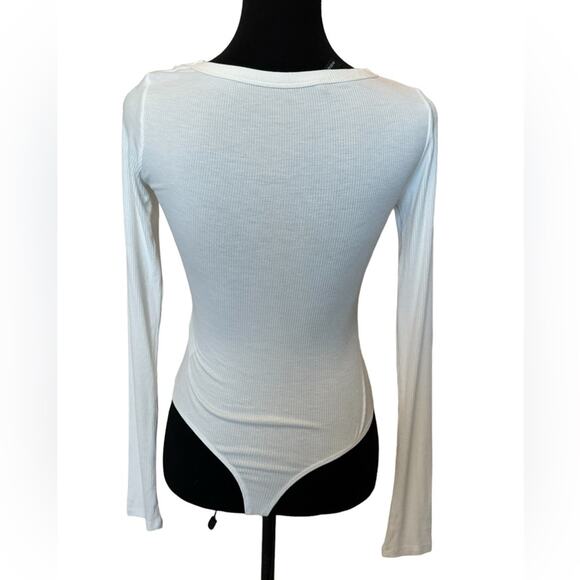 New ~ NAKED WARDROBE  ~ Asymmetrical Neck Ribbed Bodysuit Size Medium - Picture 4 of 6